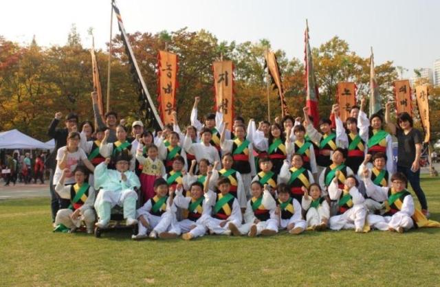 경상북도 개령초등학교 학생들이 과거 풍물대회에서 우승할 당시의 사진 사진경북도청 블로그