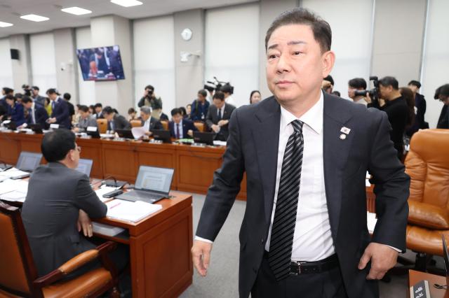 서울연합뉴스 김주성 기자  김병기 국회 운영위원장이 6일 서울 여의도 국회에서 열린 운영위원회의 대통령비서실과 국가안보실 대통령경호처 등에 대한 국정감사에서 의원들의 고성이 이어지자 정회 선포 후 회의장에서 나가고 있다 