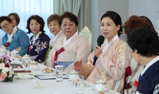 김혜경 여사가 6일 용산 대통령실에서 재일본대한민국부인회와 차담회를 하고 있다 사진연합뉴스
