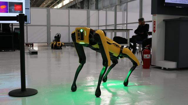  보스턴 다이나믹스의 4족 보행 로봇 SPOT이 공장을 자율 순찰하며 다양한 센서로 설비 상태를 실시간 모니터링하는 모습
