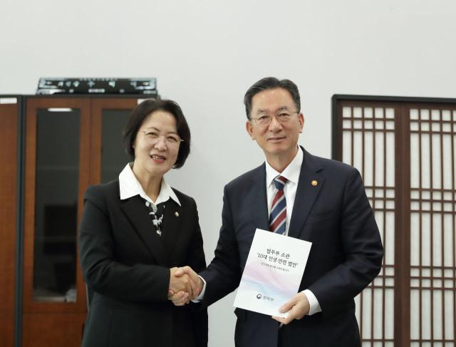 정성호 법무부장관이 추미애 국회 법제사법위원장을 6일 국회에서 만났다 사진법무부