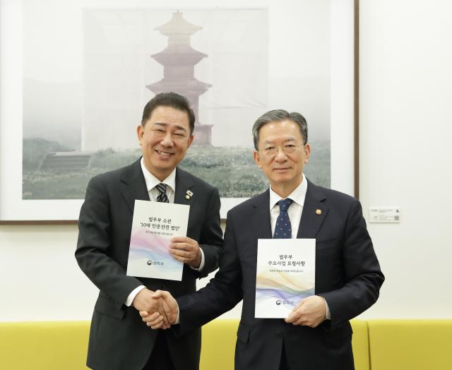 정성호 범무부장관이 김병기 더불어민주당 원내대표 6일 국회에서 예방했다 사진법무부