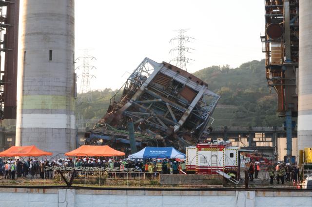 6일 오후 2시 2분께 울산 남구 용잠동 한국동서발전 울산발전본부 울산화력발전소에서 발생한 60m 높이 보일러 타워 붕괴 사고 현장 사진연합뉴스