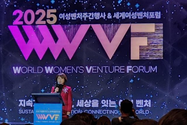 성미숙 한국여성벤처협회 회장이 6일 서울 용산구 그랜드하얏트서울에서 열린 2025 여성벤처 주간행사세계여성벤처포럼WWVF 개막식에서 개회사를 하고 있다 사진조현미 기자