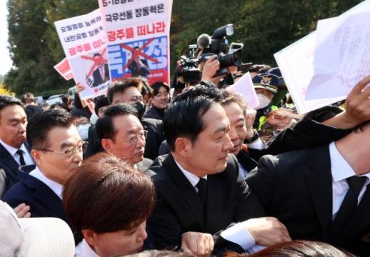 장동혁, 광주 5·18묘지 찾았지만 시민 반발에 참배 무산