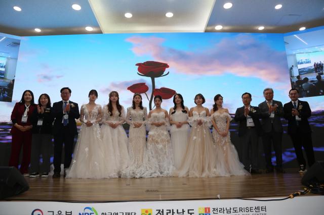 제일대 학생들의 뷰티 쇼가 끝나고 기념 촬영을 하고 있다 사진박기현 기자