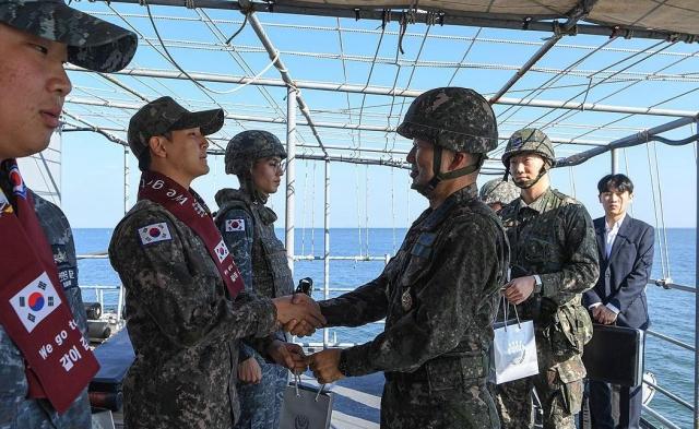 진영승 합참의장이 해군 전진기지대를 방문해 서해 최전방해역 사수를 위한 대비태세를 점검한 뒤 장병들을 격려하고 있다 사진합동참모본부