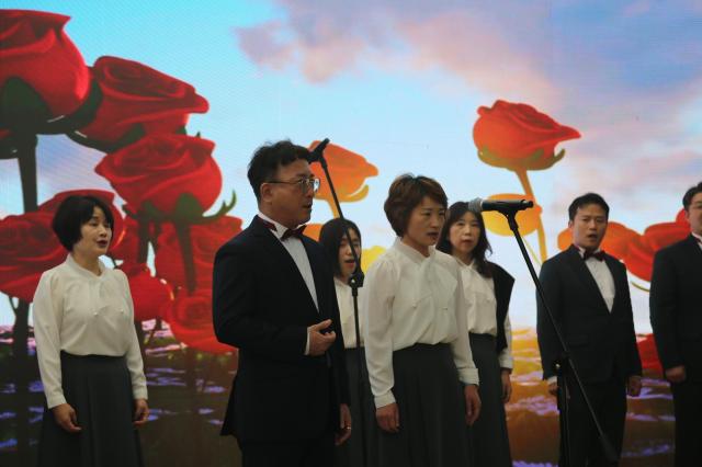 제일대학교 2025 산학협력 학술EXPO 개막식에서 교수 합창단 공연을 펼치고 있다 사진박기현 기자