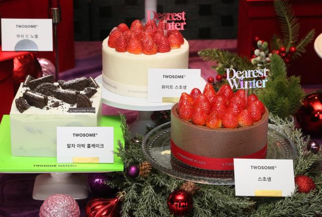투썸플레이스 2025 홀리데이 시즌 주요 케이크 3종. 왼쪽부터 말차 아박 홀케이크, 화이트 스초생, 스초생. [사진=투썸플레이스]