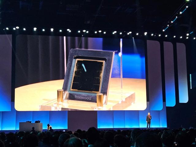 구글이 지난 4월 미국 라스베이거스에서 개최한 구글 클라우드 넥스트 2025에서 자사의 7세대 텐서처리장치TPU 아이언우드를 공개하고 있다 사진연합뉴스