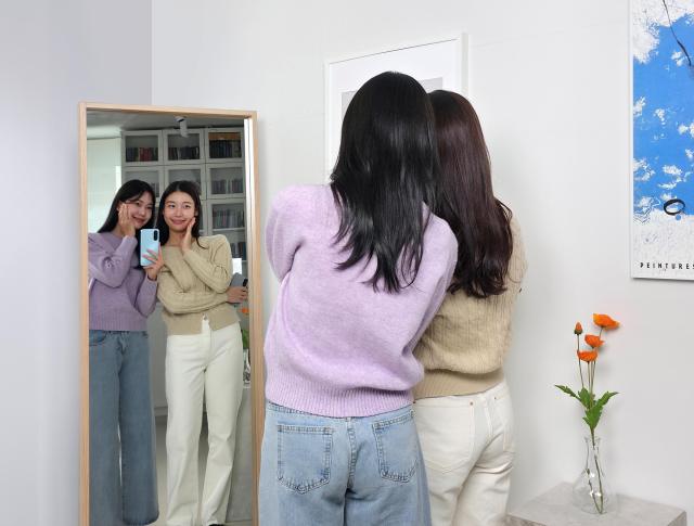 삼성전자 모델이 갤럭시 A17 LTE로 거울 셀피를 촬영하는 모습 사진삼성전자