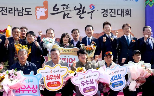 김영록 전라남도지사가 6일 순천광양축협 가축시장에서 열린 ‘2025년 전라남도 으뜸한우 경진대회’에서 종합챔피언 등 수상자와 기념촬영을 하고 있다사진전남도