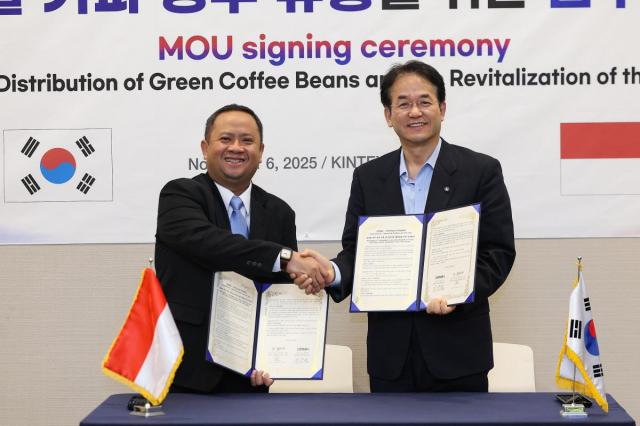 이동환 고양시장이 지난 6일 킨텍스에서 주한인도네시아 무역진흥센터와 글로벌 커피 생두 유통 협력 협약을 체결하고 후소도 쿤쪼로 약티 무역진흥센터 소장과 기념촬영을 하고 있다 사진고양시