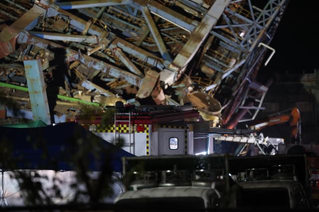 지난 6일 오후 울산시 남구 용잠동 한국동서발전 울산발전본부 울산화력발전소 보일러 타워 붕괴 사고 현장에서 야간작업이 이어지고 있다 사진연합뉴스