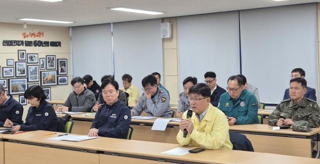 김성환 기후에너지환경부 장관이 7일 오전 울산 화력발전소 붕괴사고 중앙사고수습본부 회의에서 발언을 하고 있다 왼쪽은 김영훈 고용노동부 장관 사진기후에너지환경부