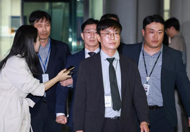 채상병 순직 및 수사 외압·은폐 의혹의 핵심 피의자인 임성근 전 해병대 1사단장이 지난 달 서울 서초구 서울중앙지방법원에서 열린 구속 전 피의자 심문영장실질심사을 마친 뒤 법원을 나서고 있다 사진연합뉴스