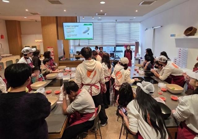 지난 5일 교촌에프앤비 ‘바르고 봉사단’이 뮤지엄 김치간에서 구산 초등학교 특수학급 학생들과 함께 김치 만들기 체험을 진행하고 있다 사진교촌에프앤비 