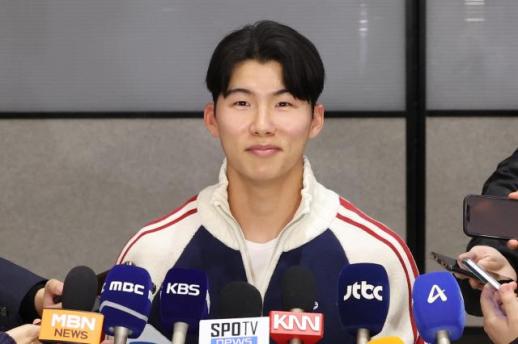 김혜성, 월드시리즈 우승 후 금의환향…공항서 빚투 시위 소동