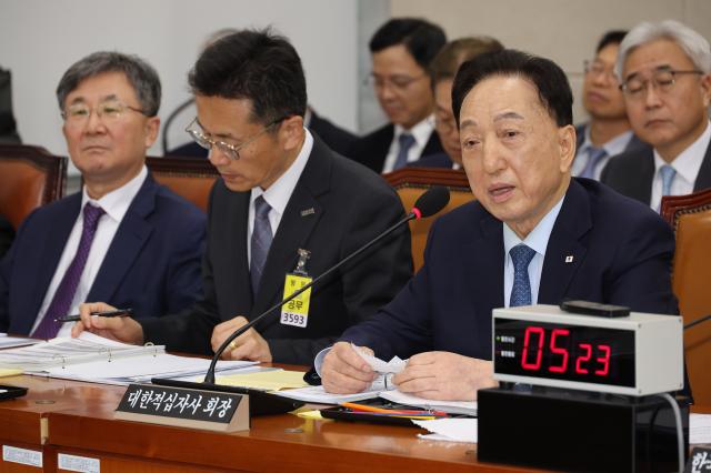 김철수 대한적십자사 회장이 지난달 22일 서울 여의도 국회 보건복지위원회에서 열린 국정감사에서 의원 질의에 답하고 있다 사진연합뉴스