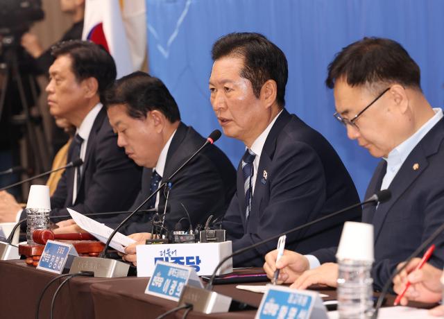 정청래 더불어민주당 대표가 7일 충북 청주시 청주오스코에서 열린 현장 최고위원회의에서 발언하고 있다 사진연합뉴스