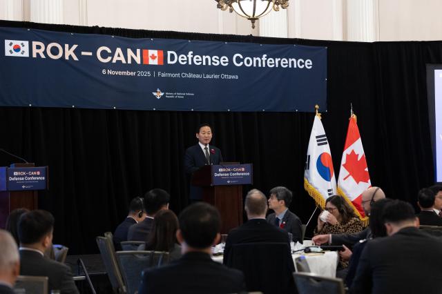 이두희 차관이 한-캐 국방방산협력 콘퍼런스에서 개회사를 하고 있다 사진국방부