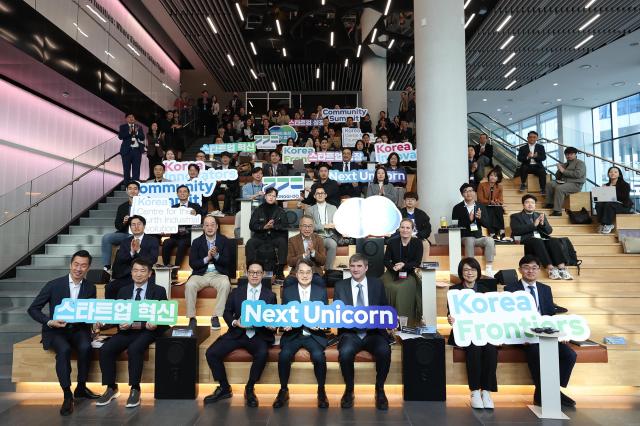 7일 오전 성남 글로벌비즈센터에서 열린 한국 혁신 스타트업 포럼에서 김동연 경기도지사가 참석자들과 기념촬영을 하고있다 사진경기도