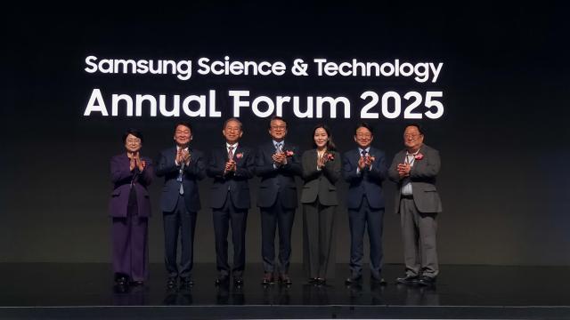 7일 서울 강남구 인터컨티넨탈 파르나스 호텔에서 개최된 삼성미래기술육성사업 애뉴얼 포럼에서 참석자들이 기념 촬영을 하고 있다 왼쪽부터 김선민 조국혁신당 의원 안철수 국민의힘 의원 국양 삼성미래기술육성재단 이사장 박승희 삼성전자 CR담당 사장 이주영 개혁신당 의원 권칠승 더불어민주당 의원 김현수 삼성전자 미래기술육성센터장 사진삼성