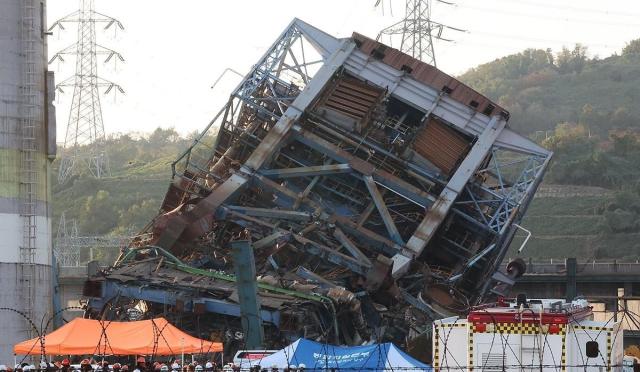 지난 6일 오후 2시 2분께 울산 남구 용잠동 한국동서발전 울산발전본부 울산화력발전소에서 발생한 붕괴 사고 현장 모습이다 사진연합뉴스