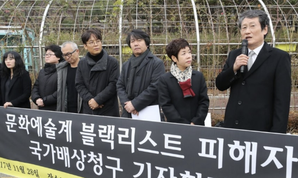 배우 문성근씨가 2017년 11월28일 오전 서울 서초구 서울중앙지법 앞에서 열린 문화예술계 블랙리스트 피해자 국가배상청구 기자회견에서 발언하고 있다 사진연합뉴스
