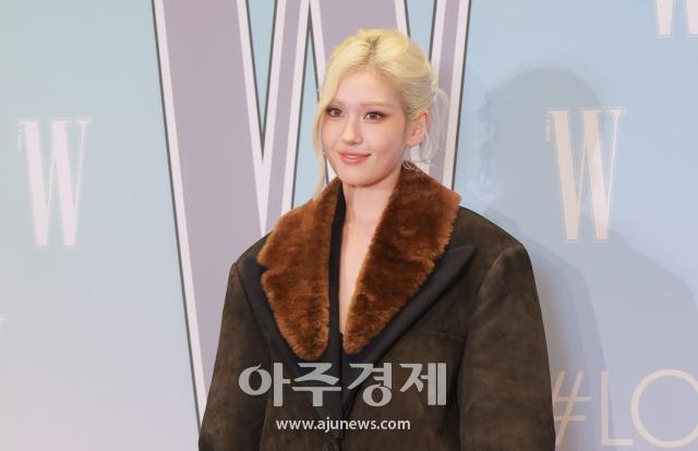 가수 전소미가 15일 오후 서울 종로구 포시즌스 호텔에서 열린 더블유 코리아 제20회 유방암 인식 향상 캠페인 자선 행사 기념 포토콜 행사에 참석하고 있다 20251015사진유대길 기자 dbeorlf123ajunewscom