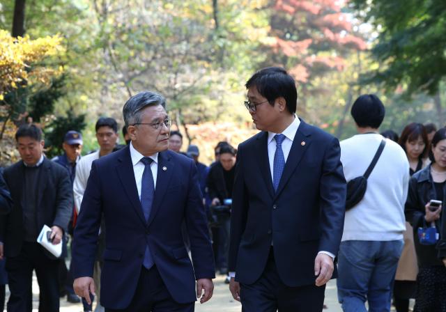 최휘영 문화체육관광부 장관이 7일 서울 종로구 세계유산 종묘를 찾아 최근 서울시의 세운상가 재개개발계획에 따른 영향을 살펴보고 대책을 점검하고 있다 사진문체부