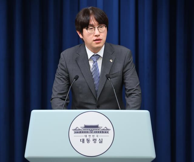 하정우 인공지능AI미래기획수석이 지난달 1일 용산 대통령실에서 진행된 이재명 대통령의 샘 올트먼 오픈AI CEO 접견 관련 브리핑에서 취재진 질문에 답하고 있다 사진연합뉴스