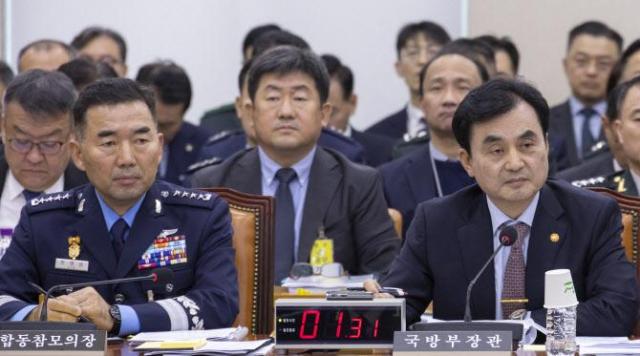 안규백 국방부 장관(오른쪽)과 진영승 합참의장이 지난 달 30일 국회에서 열린 국방위원회 2025년도 종합 국정감사에 출석해 질의를 듣고 있다. [사진=연합뉴스]

