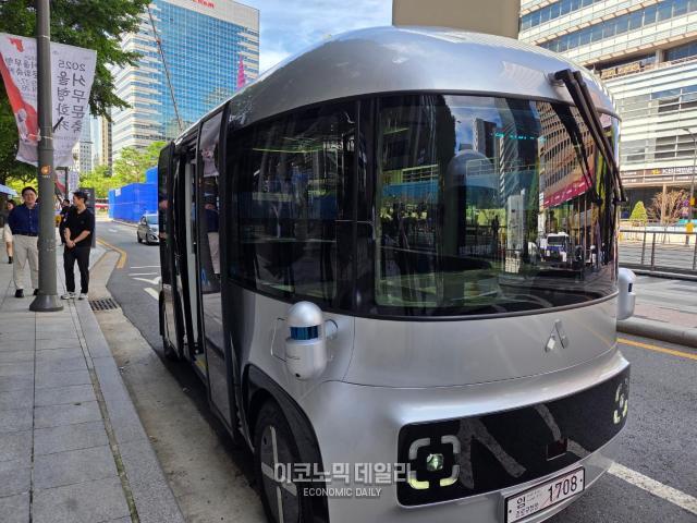 청계공원 도로에 정차해 있는 자율주행 셔틀 청계A01 버스 사진류청빛기자