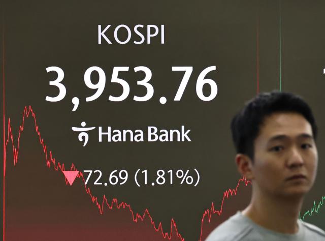 지난 7일 서울 중구 하나은행 딜링룸 현황판에 코스피 종가가 표시돼 있다 사진연합뉴스