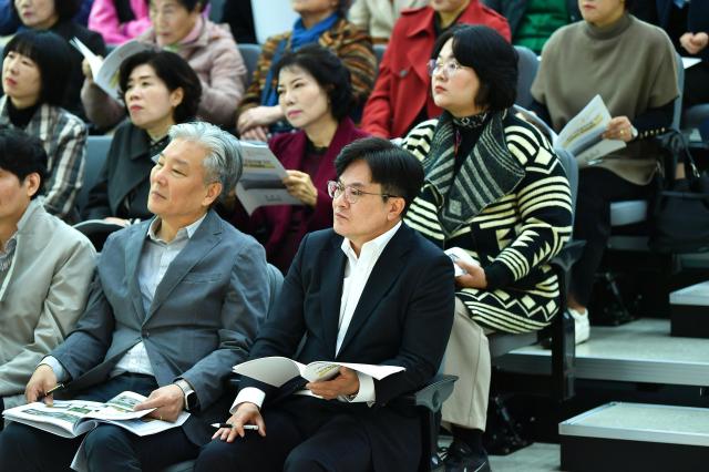 김병수 시장이 시민과 함께 정책토론회에 참여하고 있다 사진김포시