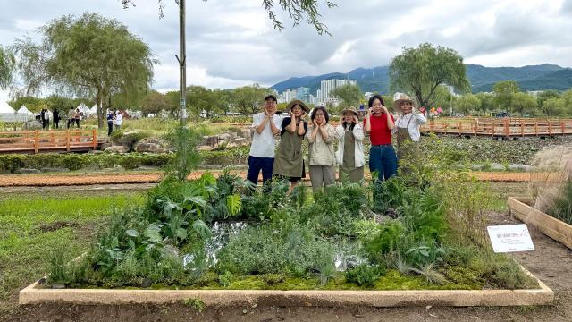 부산 낙동강 정원 공모전에서 수상한 경남정보대 사상정원사 과정 수료생들이 작품 앞에서 포즈를 취하고 있다사진경남정보대