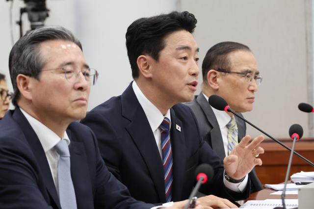 강훈식 대통령 비서실장이 6일 서울 여의도 국회에서 열린 운영위원회의 대통령비서실과 국가안보실 대통령경호처 등에 대한 국정감사에서 위원 질의에 답하고 있다 사진연합뉴스