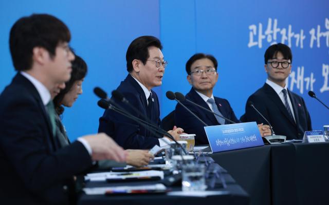 이재명 대통령이 7일 대전 유성구 국립중앙과학관에서 열린 다시 과학기술인을 꿈꾸는 대한민국 국민보고회에서 발언하고 있다 사진연합뉴스