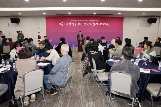 나동연 양산시장이 시민들에게 인사말을 건네고 있다사진양산시