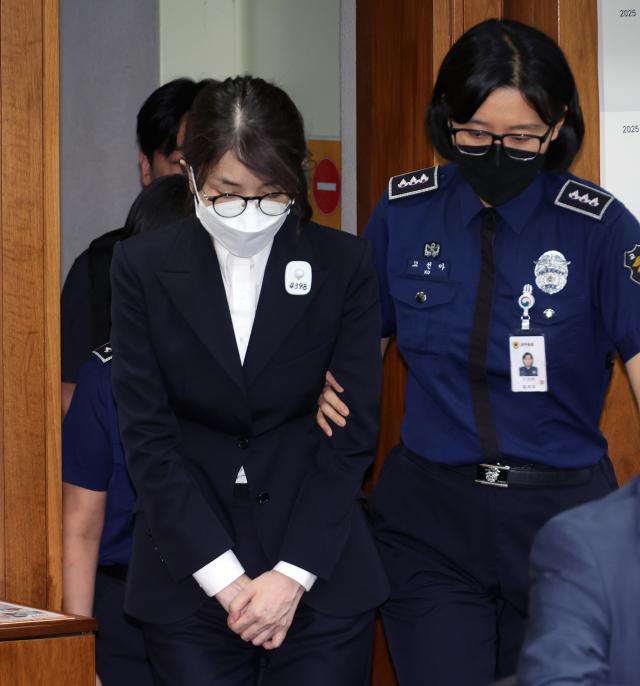 법정서 공개된 김건희 여사 1차 주포 카톡…도이치는 손 떼기로