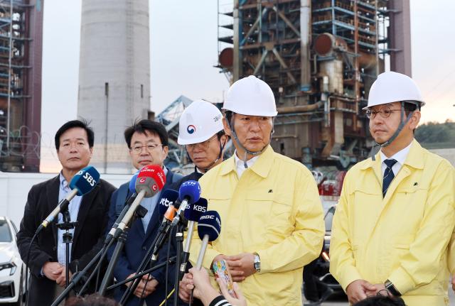 정청래 더불어민주당 대표가 7일 울산화력발전소 보일러 타워 붕괴 현장을 확인한 후 취재진에게 발언하고 있다 사진연합뉴스