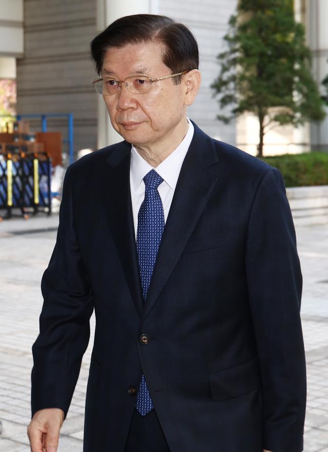 박종준 전 대통령경호처장이 7일 서울 서초구 서울중앙지법에서 열린 윤석열 전 대통령의 특수공무집행방해 등 혐의 속행 공판에 증인으로 출석하고 있다 사진공동취재