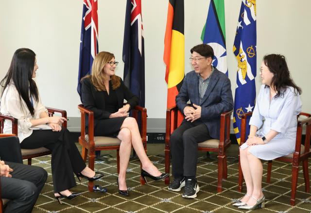 우범기 전주시장오른쪽 두 번째이 현지시각 6일 샌디 랜더스 호주 브리즈번 시의장과 면담을 진행하고 있다사진전주시