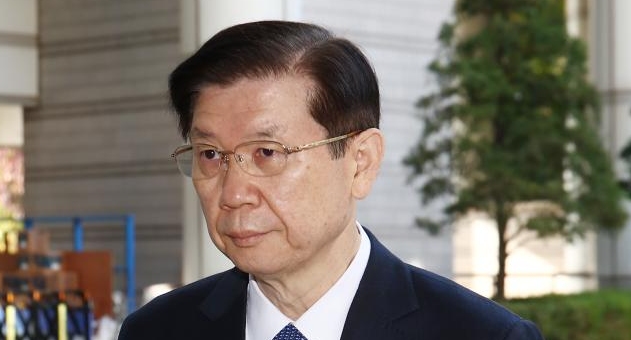 재판나온 尹, 공수처 검사와 법정서 언쟁…재판부 논쟁 자제 제지