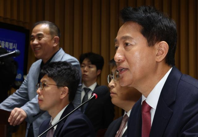 오세훈 서울시장이 지난 10월 서울 중구 서울시청에서 열린 2025년 국회 행정안전위원회 국정감사에서 의원 질의에 답하고 있다 왼쪽은 정치 브로커 명태균 씨 사진연합뉴스