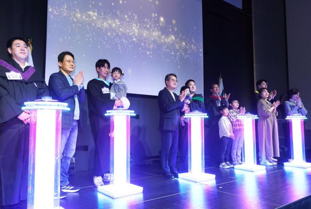 8일 오전 수원컨벤션센터에서 김동연 경기도지사와 아동가족분야전문가아빠스쿨 가족등이 참석한가운데 2025년 ‘경기도 아빠스쿨’ 졸업식을 하고있다 사진경기도