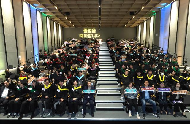 8일 오전 수원컨벤션센터에서 김동연 경기도지사와 아동가족분야전문가아빠스쿨 가족등이 참석한가운데 2025년 ‘경기도 아빠스쿨’ 졸업식에서 기념촬영을 하고있다 사진경기도