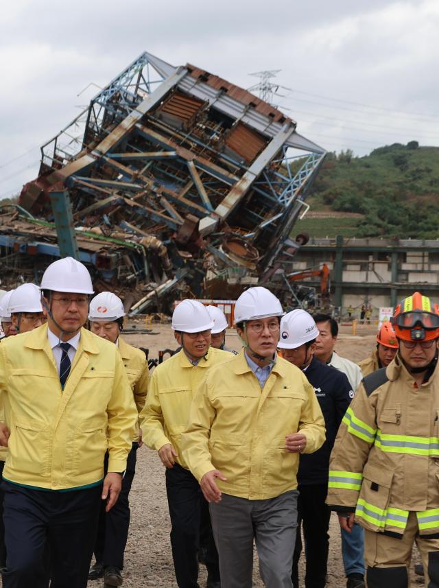 김민석 국무총리가 8일 울산 남구 화력발전소 매몰사고 현장을 찾아 구조 상황을 점검하고 있다 사진총리실
