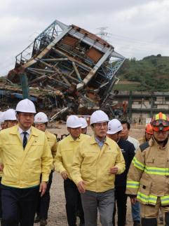 김민석, 울산화력발전소 붕괴 현장 방문...모든 역량 총동원, 구조 최선